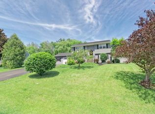 17 Suncrest Dr, Waterford, NY 12188
