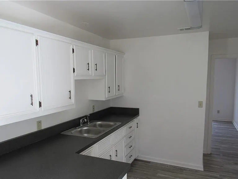 402 Hill St — Photo 2