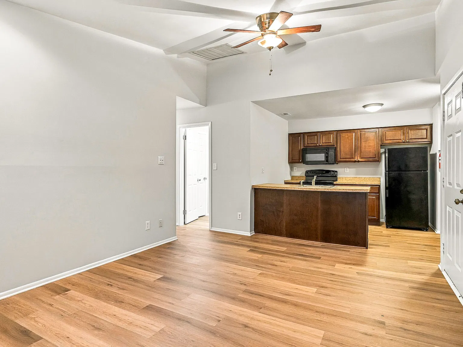 2 bed, 835 sqft, $1,900 — Photo 2