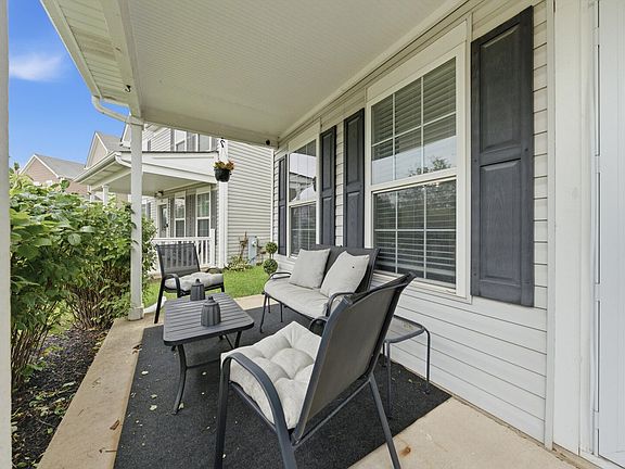 4th image of 450 Victoria Cir