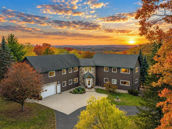 E9245 Oakleaf Ln, Wisconsin Dells, WI 53965