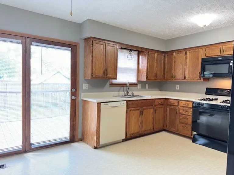 140 E Stewart St — Photo 6