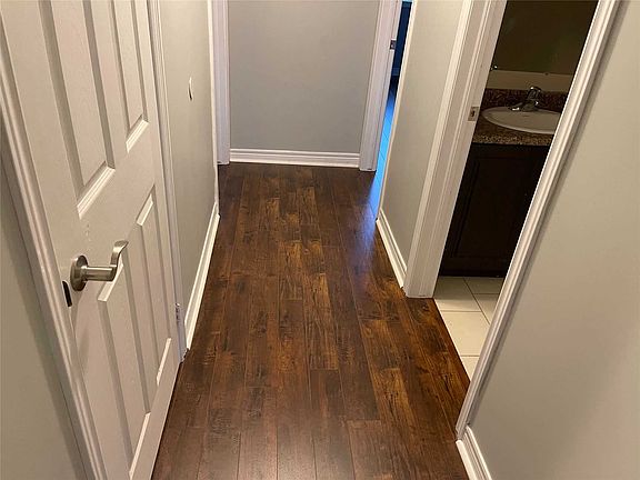4th image of 183 Burbank Cres