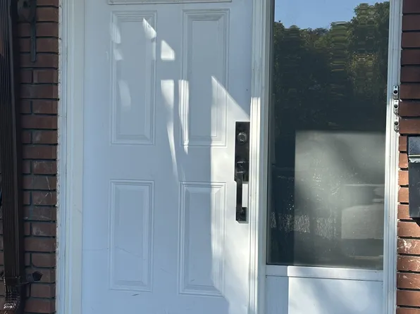 150 Portland St #3, Toronto, ON M8Y 1B2