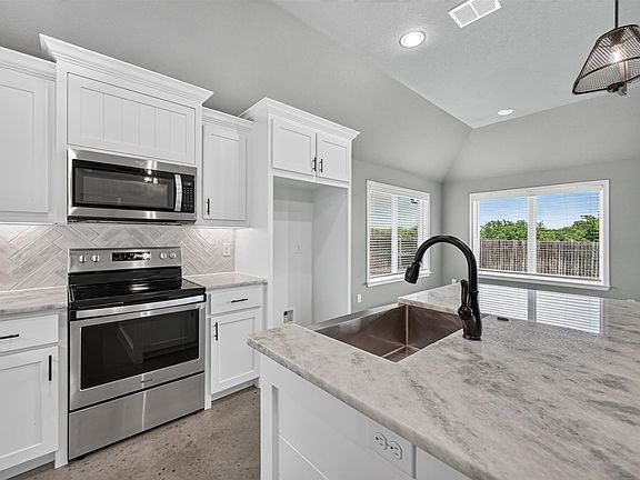4th image of 214 Rees Ave