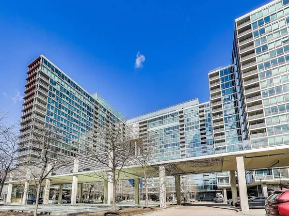 9725 Woods Dr #P-65, Skokie, IL 60077