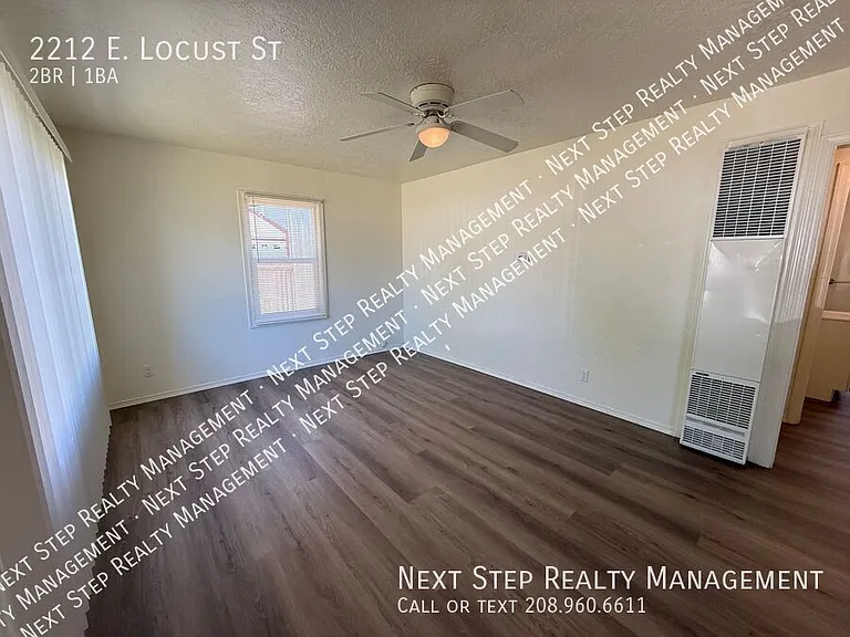 2212 E Locust St — Photo 2