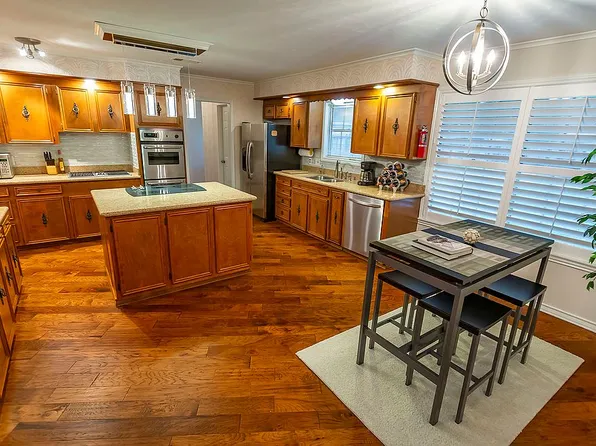 6029 Country Club Dr, Victoria, TX 77904