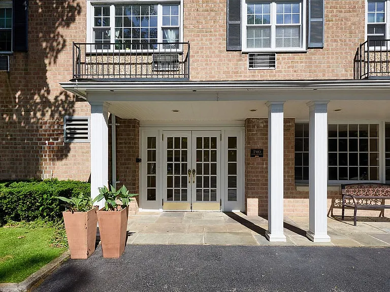 2 Consulate Dr #1J — Photo 2
