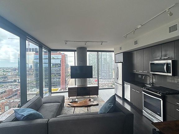 2nd image of 738 W Randolph St #1805