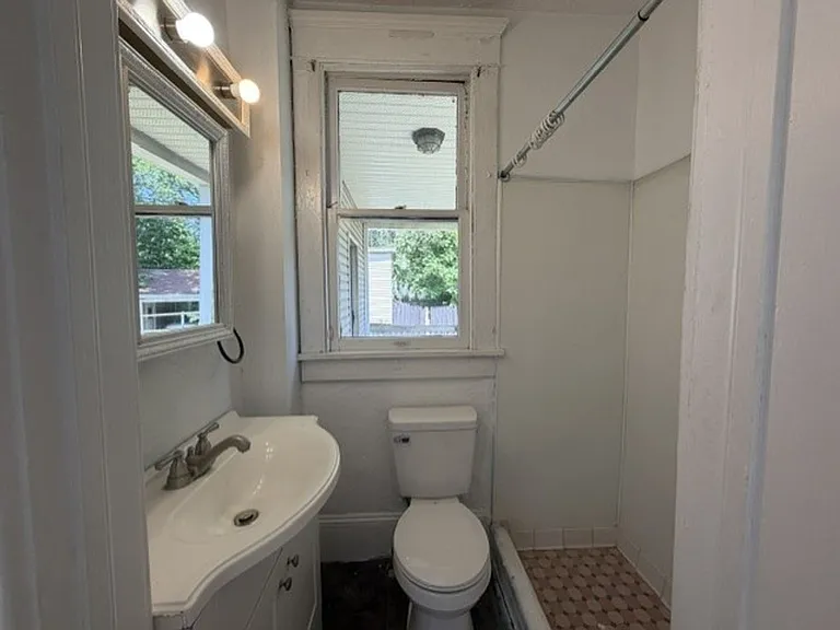 1518 Woodland Ave NW — Photo 10