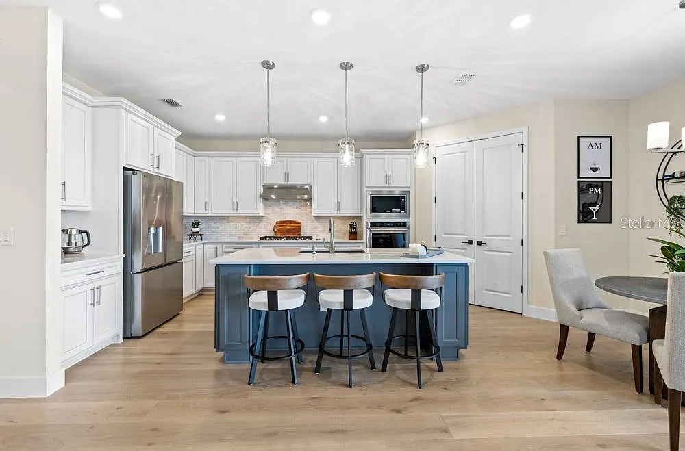 3 bed, 3.0 bath, 2707 sqft, $3,100 — Photo 2
