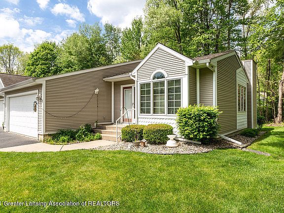 2nd image of 122 Pinegrove Dr