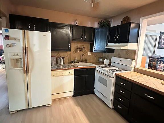 4th image of 9926 Duke Dr