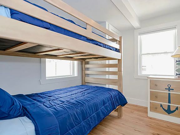5th image of 135 Taylor Ave