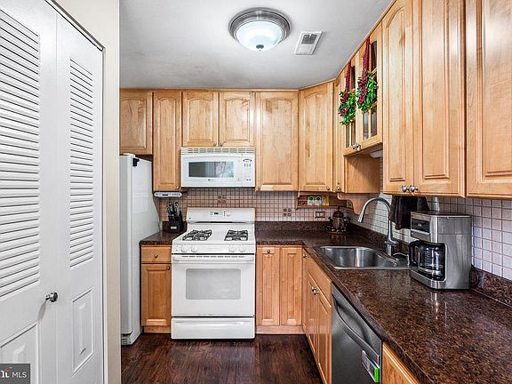 5th image of 107 River Bank Dr