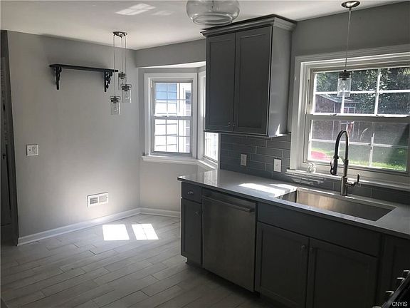 4th image of 10 Ely Dr