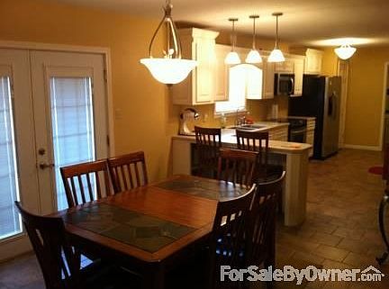 Large Eat-In Kitchen