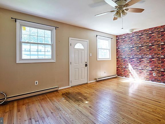 5th image of 103 Erie Ave
