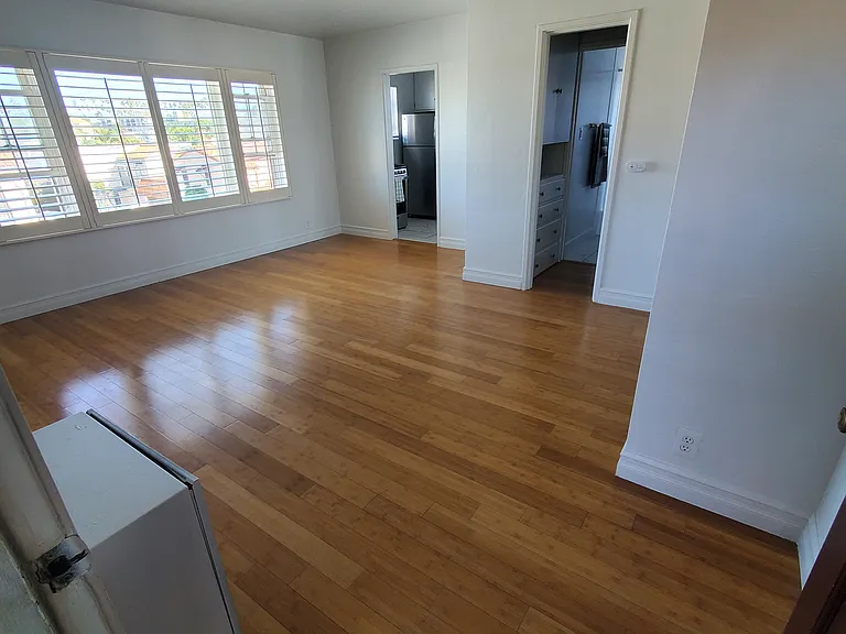130 Roycroft — Photo 14