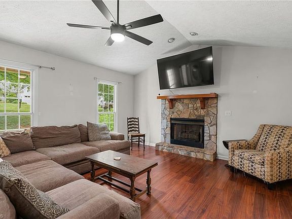 5th image of 1085 Woodbury Rd