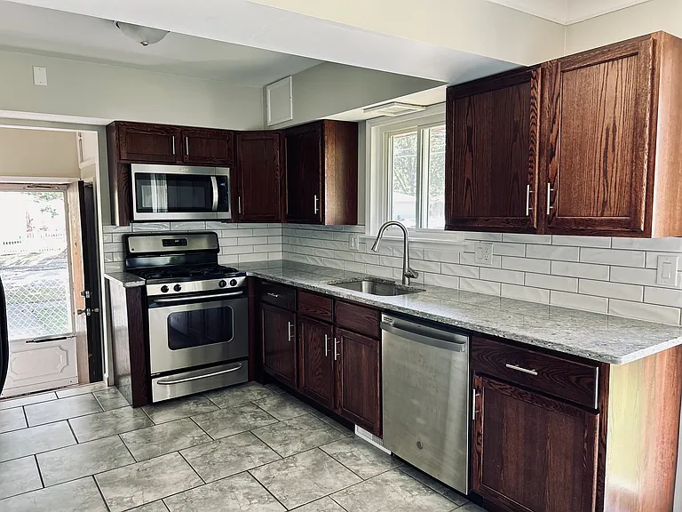 36509 Woodingham Dr — Photo 3