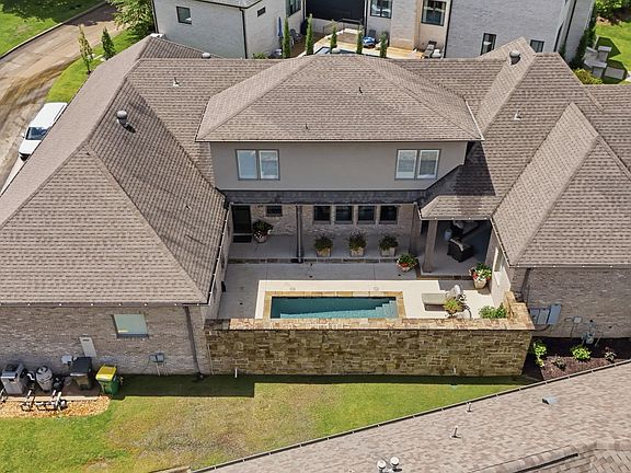 3rd image of 10 Hallen Ct