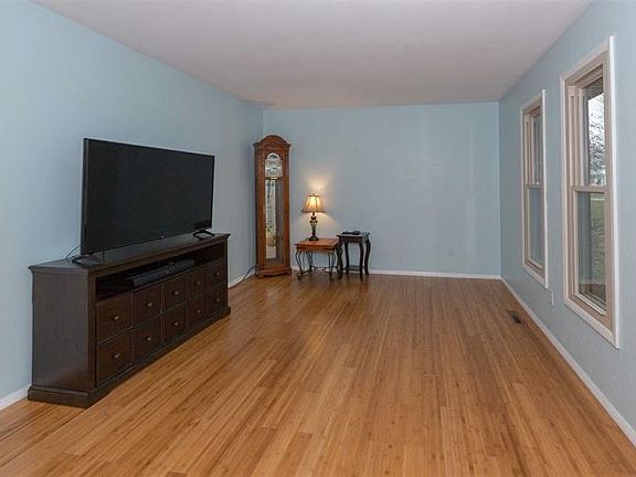 5th image of 52205 Pickwick Ln