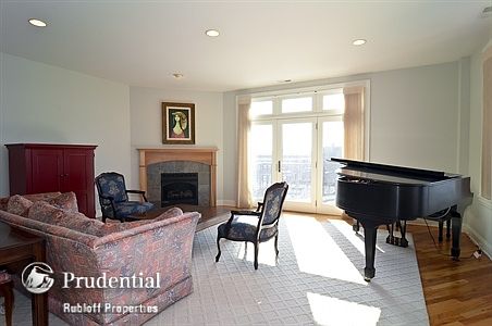 4th image of 545 W Aldine Ave APT 6C