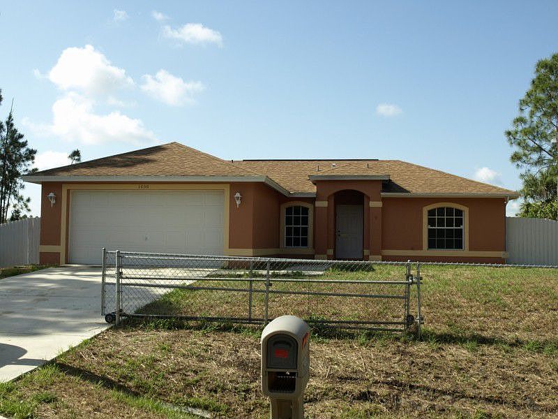 Fully fenced yard with new exterior paint in May 2009