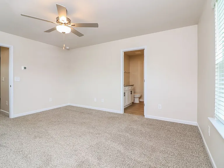 643 Mackenzie Cv — Photo 12