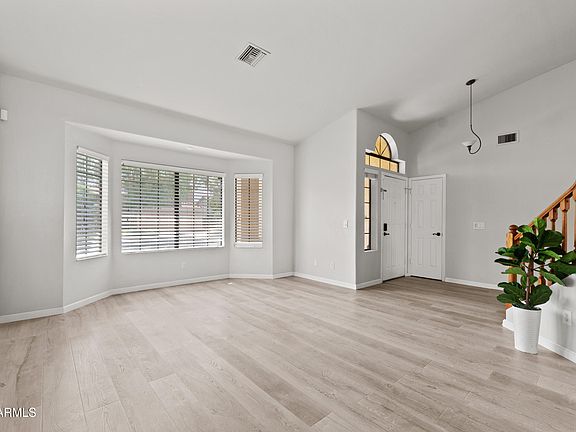 3rd image of 632 W SIERRA MADRE Avenue