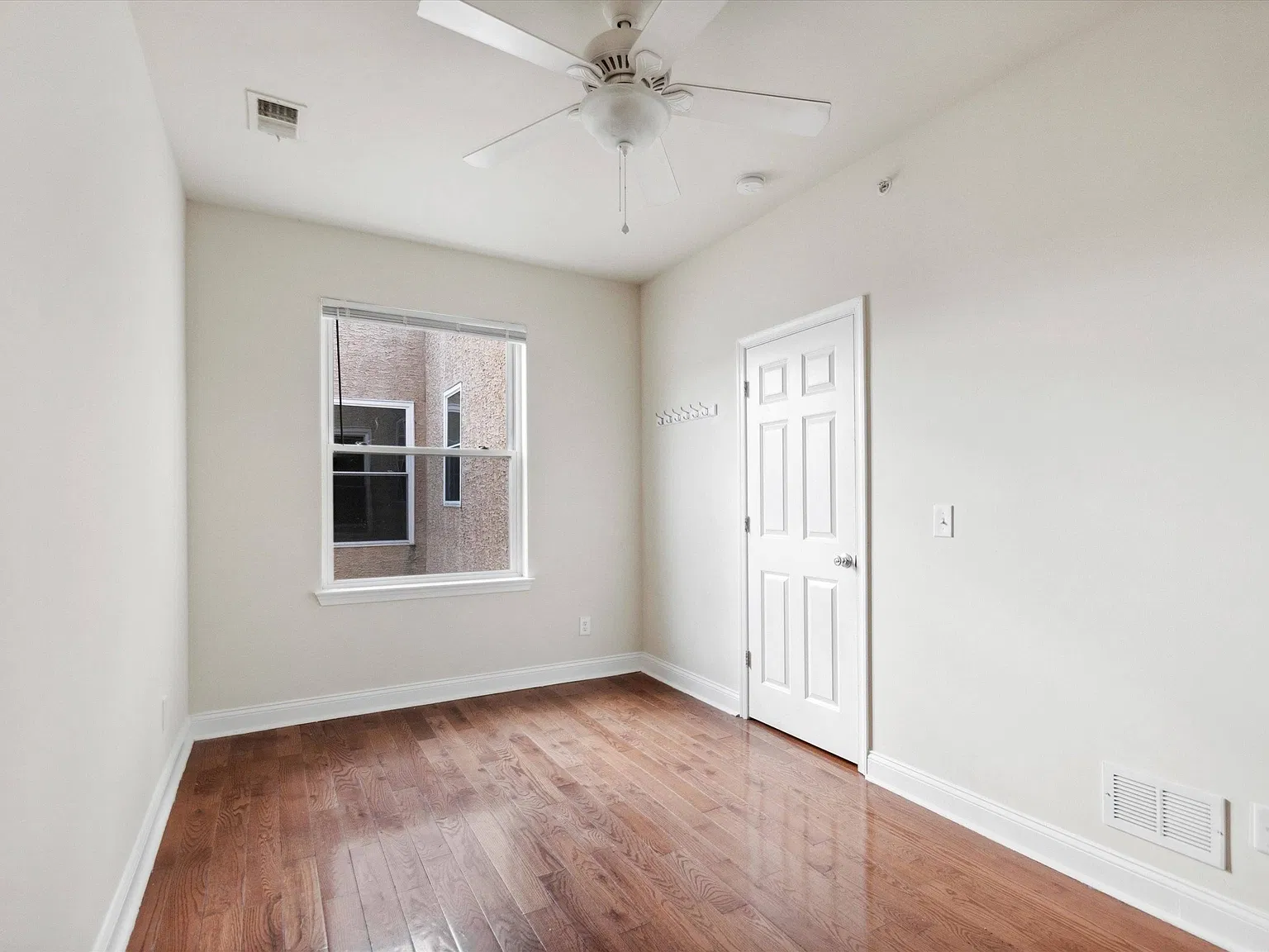 5 bed, 1812 sqft, $2,700 — Photo 3