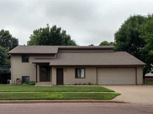 4513 E Fernwood Dr, Sioux Falls, SD 57110