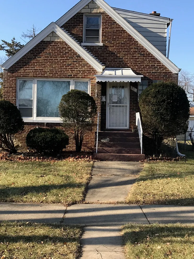 228 Granville Ave photo 1