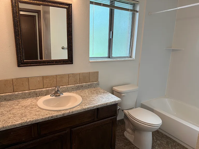 516 E Leona Ln — Photo 6