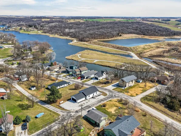 8479 Lakeshore Dr, Dexter, IA 50070