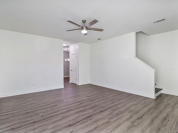 4th image of 304 Laurel Oak Ln