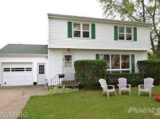302 Paw Paw St, Three Oaks, MI 49128