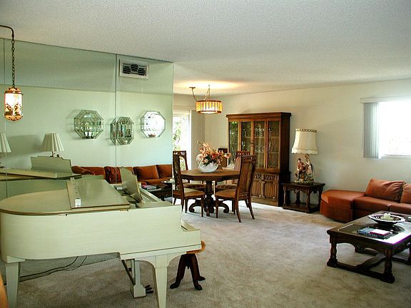 Formal living/dining room