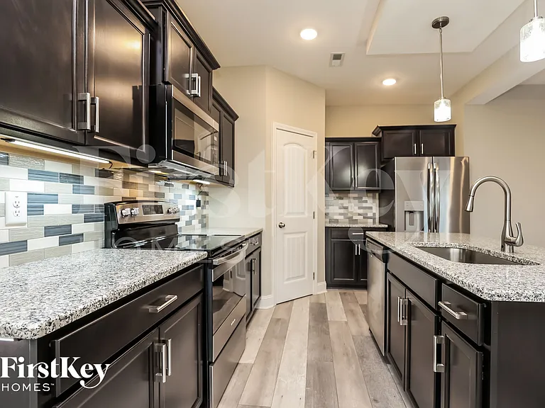 1136 Eagles Nest Ln — Photo 5