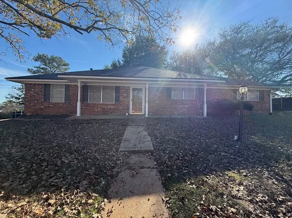 2301 Woodbine Dr, Gladewater, TX 75647