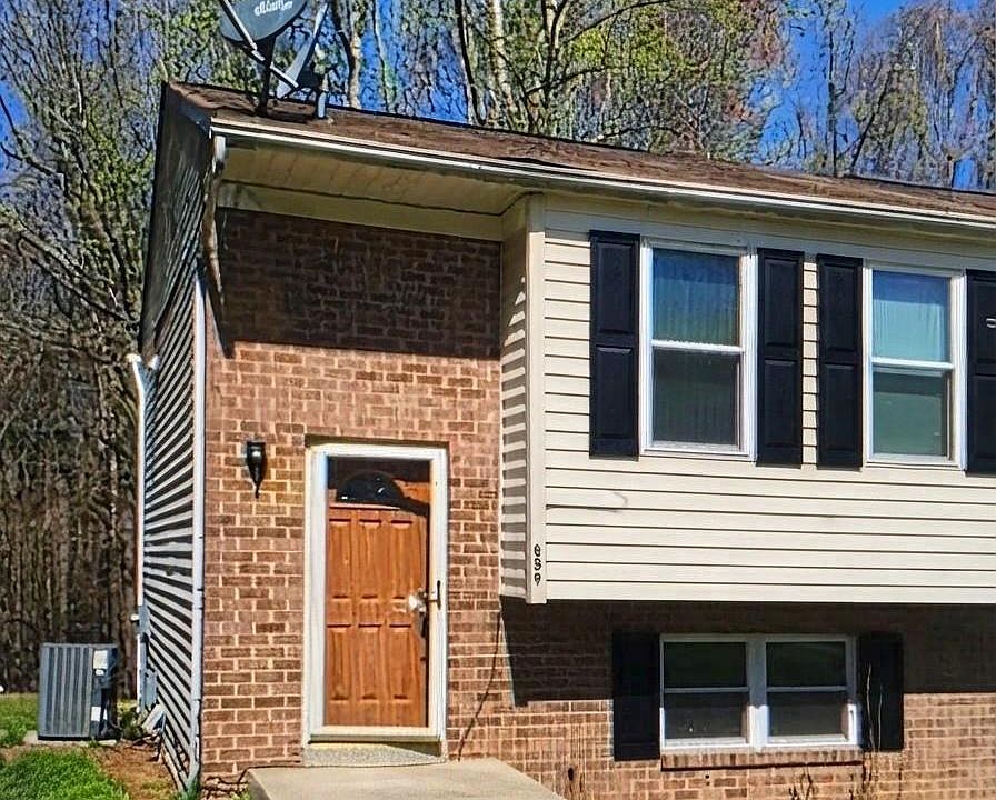 1st image of 829 Calvert Towne Dr
