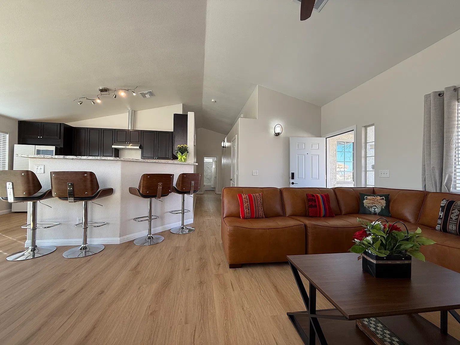 3 bed, 1468 sqft, $3,900 — Photo 3