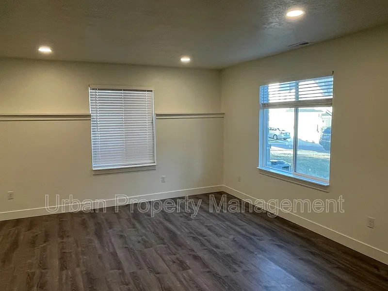 Building Photo - 940 W Shadow Brook Ln