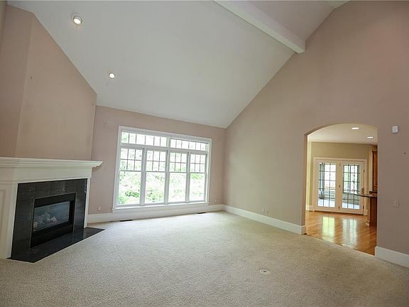 4th image of 33 Harrington Dr