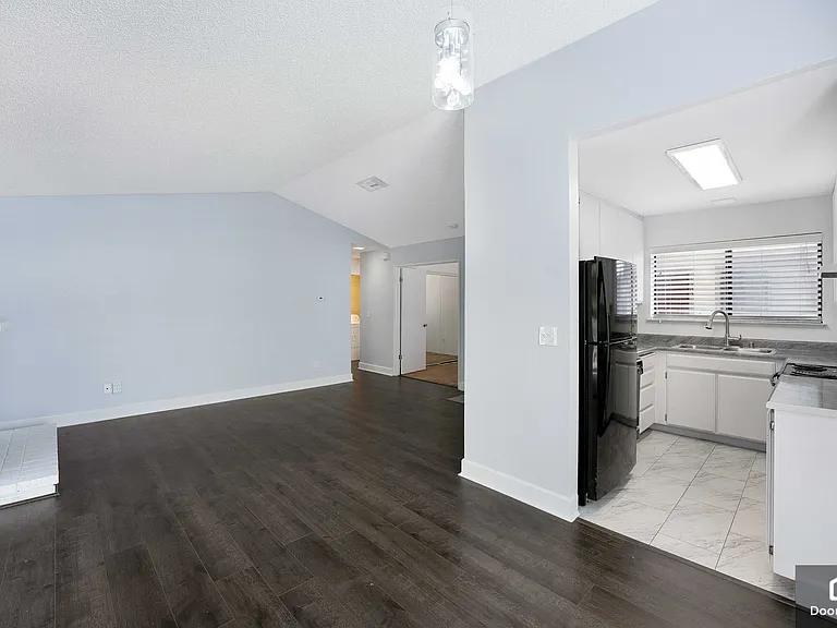 1504 Chelsea — Photo 7