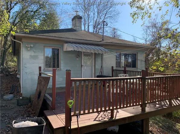 1030 College Cir, Saint Albans, WV 25177