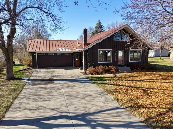 2450 Douglas St, Windom, MN 56101