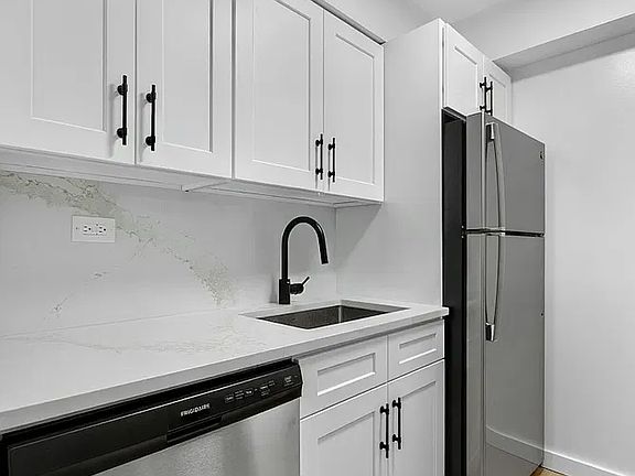 5th image of 218 Myrtle Ave APT 3C